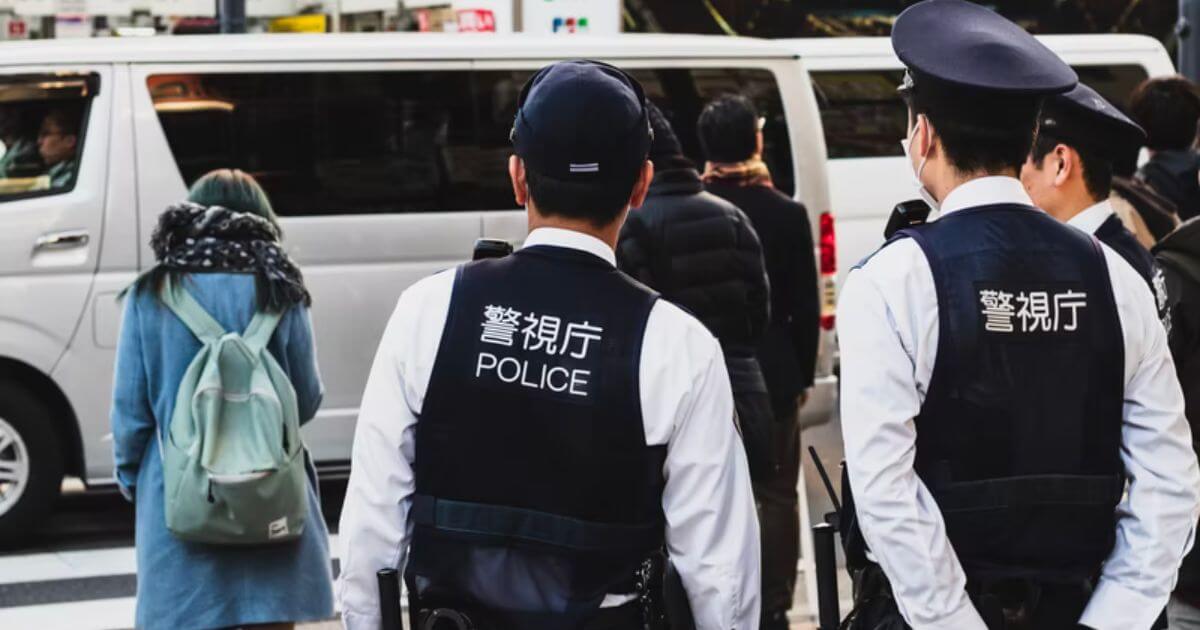 3台のパトカーに囲まれた